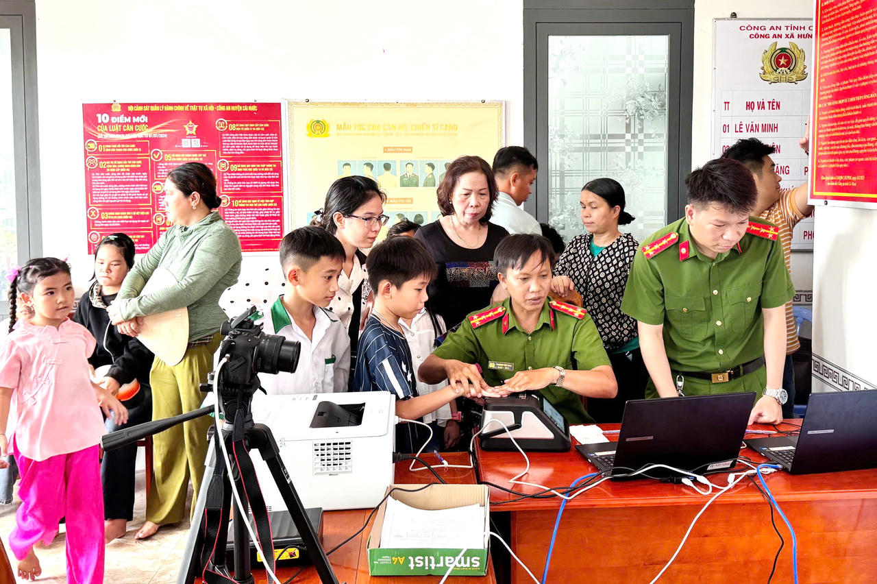 Đông người dân đưa con em đến xã Hưng Mỹ làm thủ tục cấp căn cước (Ảnh: H.Đ).