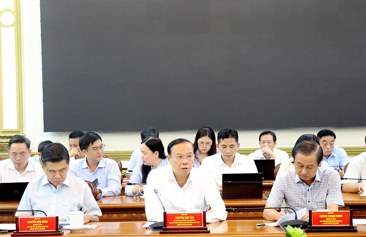 Phó Chủ tịch Thường trực HĐND TP Nguyễn Văn Thọ (hàng đầu, thứ 2 từ trái sang) chỉ đạo công tác soạn thảo các Nghị quyết nhằm cụ thể hóa, triển khai Luật PTĐT.