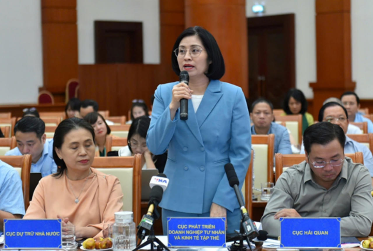 Bà Trịnh Thị Hương - Phó Cục trưởng Cục Doanh nghiệp tư nhân và Kinh tế tập thể (Bộ Tài chính) thông tin tại họp báo. 