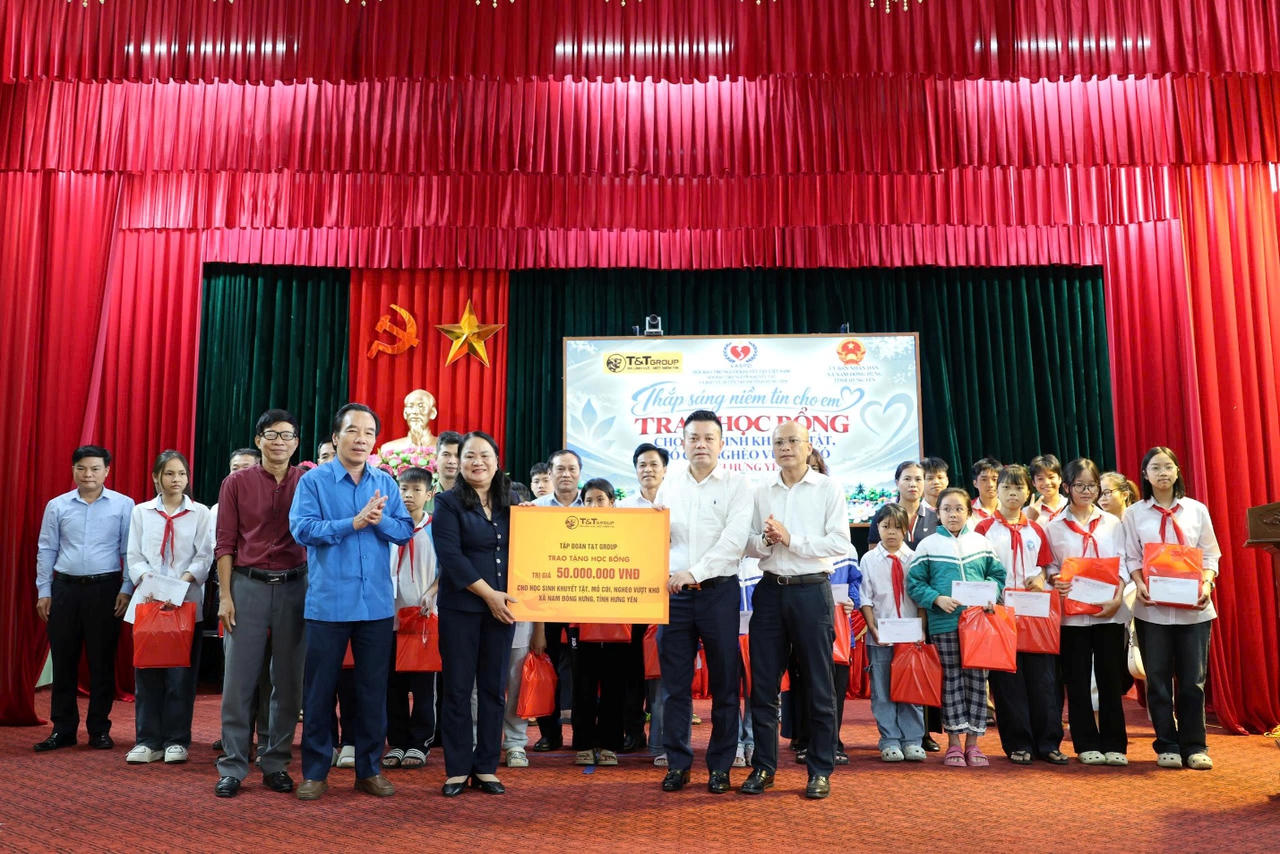 Các suất học bổng trong chương trình “Thắp sáng niềm tin cho em” được trao tới học sinh tại xã Nam Đông Hưng (tỉnh Hưng Yên). Ảnh: Anh Chiến