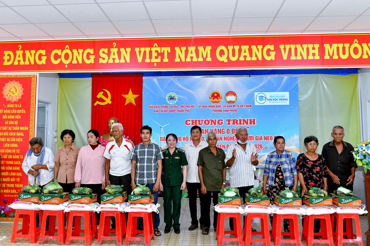 Đại diện Hội phụ nữ BĐBP và lãnh đạo chính quyền địa phương trao quà cho người dân tại chương trình. Ảnh: Văn Long
