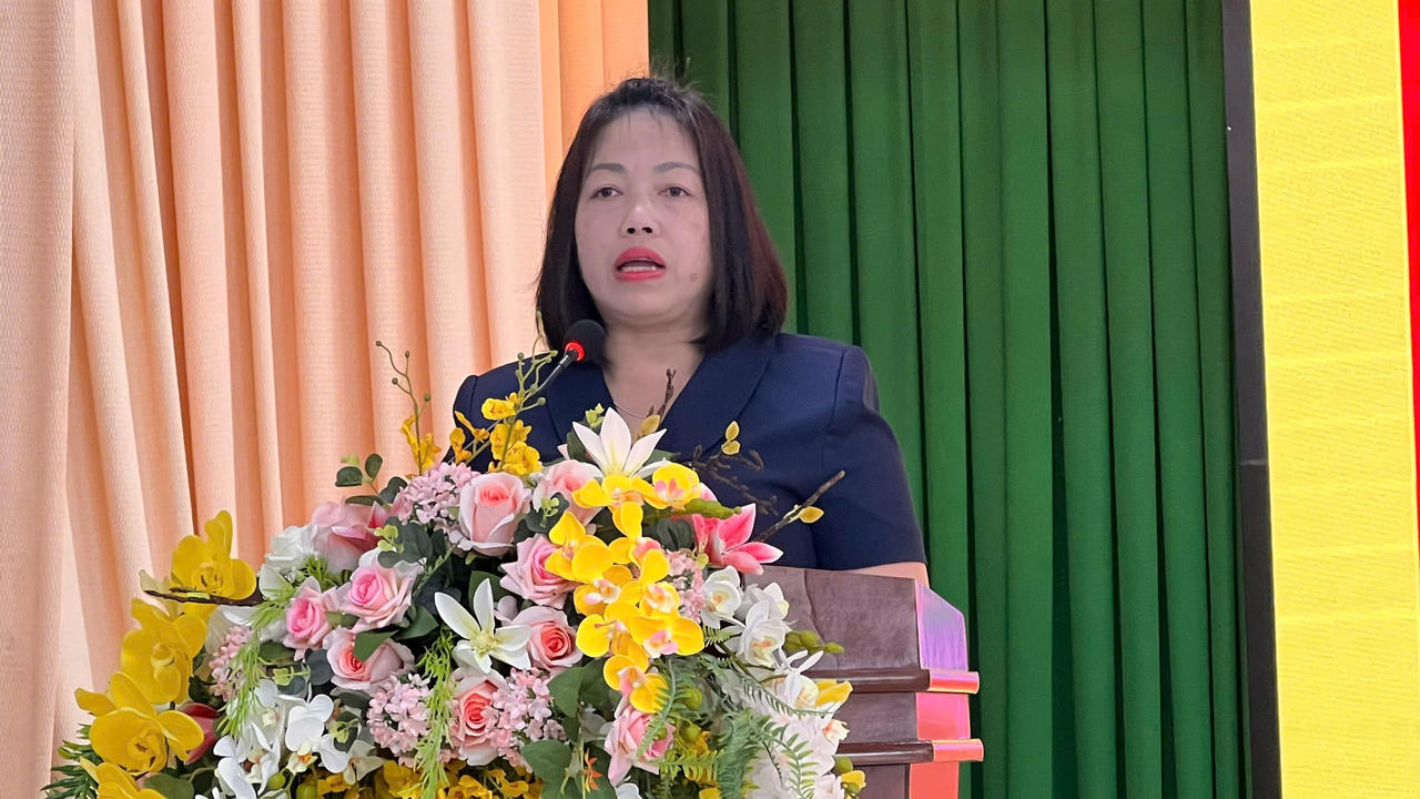 Bà Hồ Hồ Thị Bích Vân,  Phó Chủ tịch UBND phường phát biểu hội nghị tập huấn. Ảnh Đ.T.