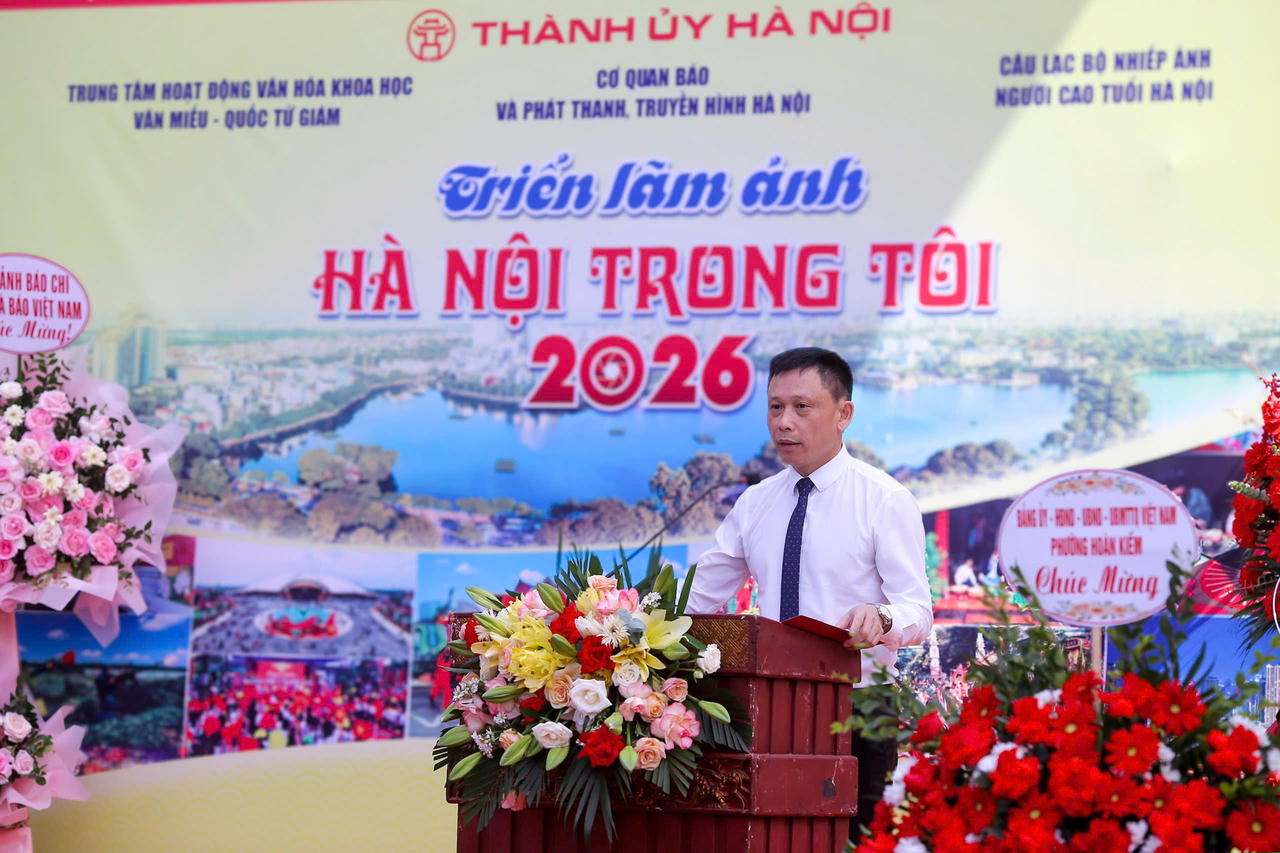 Phó Giám đốc Cơ quan Báo và Phát thanh, Truyền hình Hà Nội, Trưởng ban Tổ chức triển lãm “Hà Nội trong tôi” Nguyễn Thành Lợi phát biểu (Ảnh: Khánh Huy).