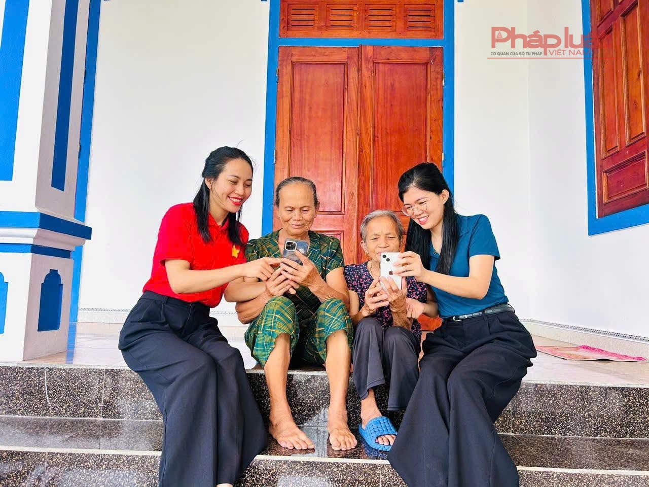 Tổ chuyển số cộng đồng đến tận nhà dân hướng dẫn cài đặt ứng dụng số. (Ảnh: PV)