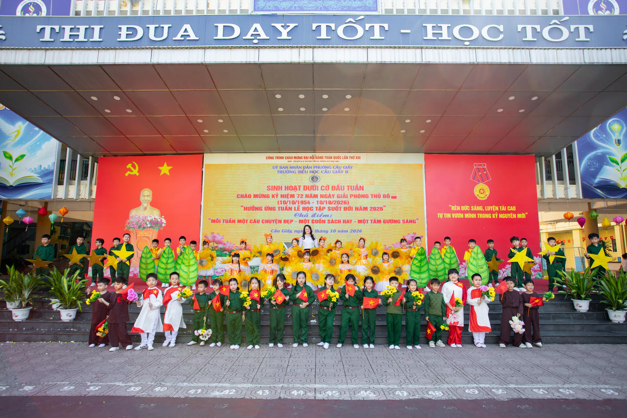 Cô trò lớp 2A8 tiểu học Cầu Giấy B trong sự kiện chào mừng ngày Giải phóng thủ đô 10/10
