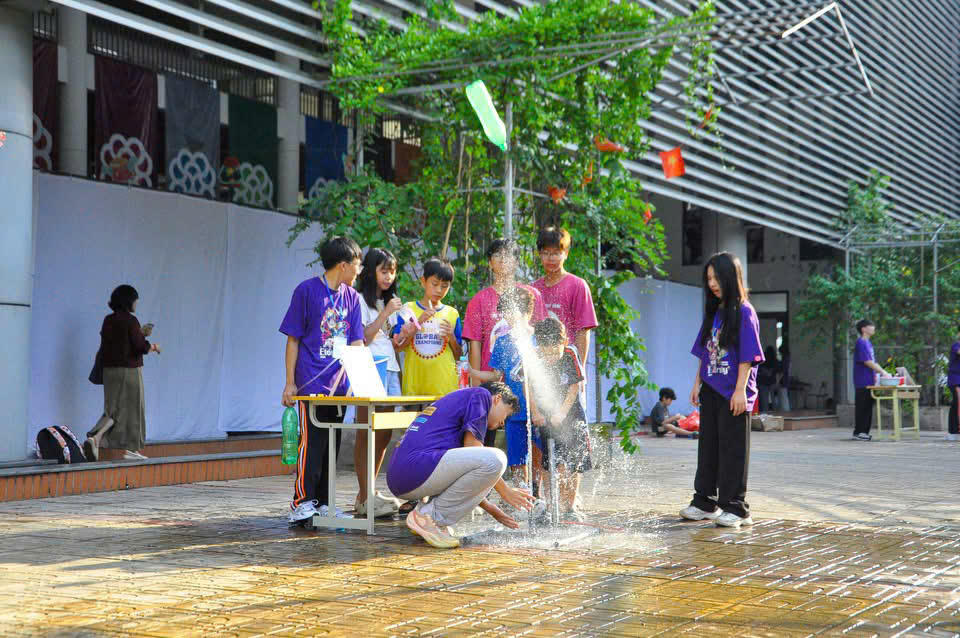 Đến triển lãm, người tham gia trực tiếp khám phá các hiện tượng và tình huống mới lạ. Ảnh: BTC.