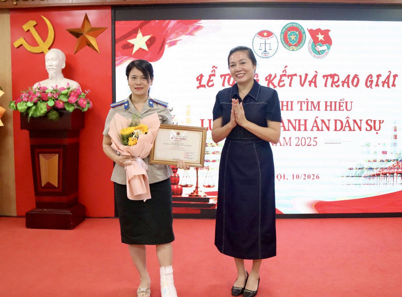 Phó Cục trưởng Trần Thị Phương Hoa trao giải nhất cho Chấp hành viên Nguyễn Thị Thúy Hằng.