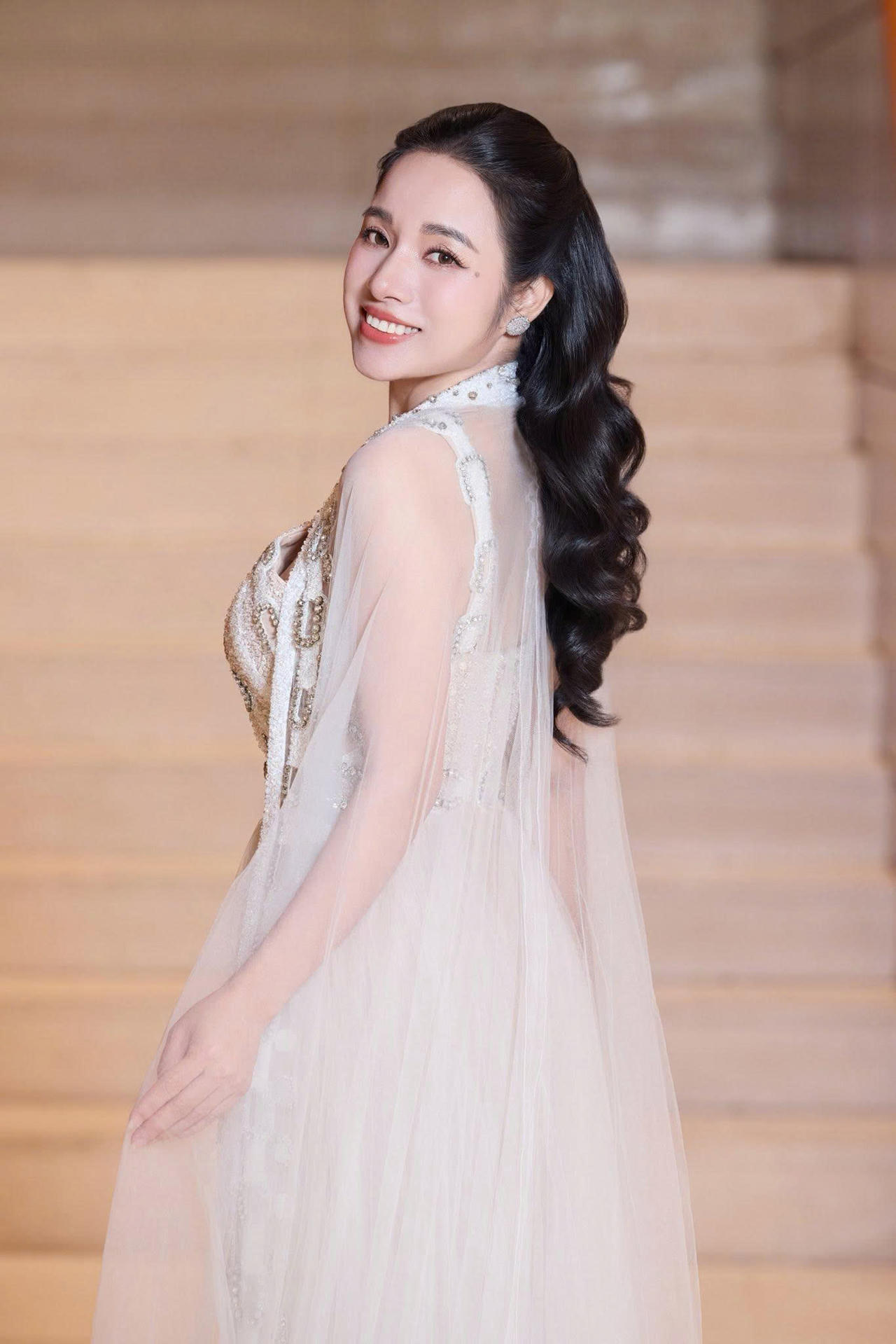 Nghệ sĩ Opera Bùi Thị Trang thể hiện ngọt ngào "Sông Hồng nỗi nhớ" (Ảnh: Thành Trung).