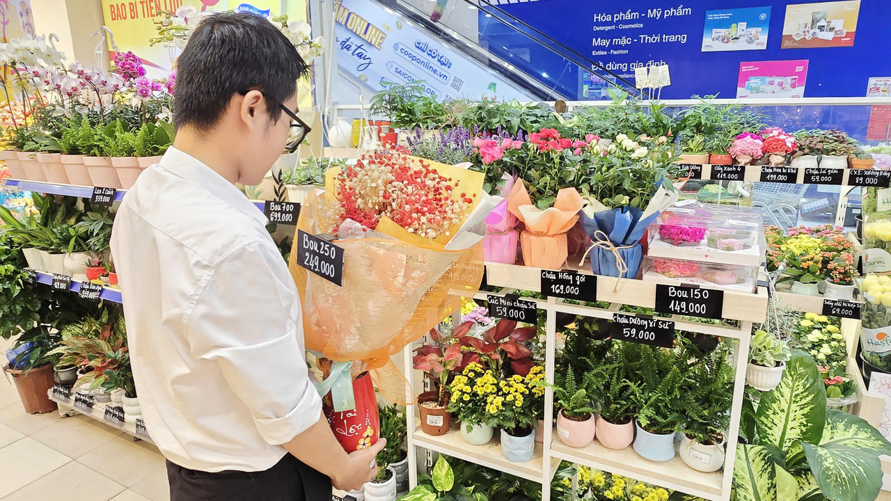 Khách hàng thành viên Bạch Kim, Vàng, Bạc và Đồng có cơ hội x3 số điểm vào tài khoản thẻ khách hàng. Ảnh: Saigon Co.op