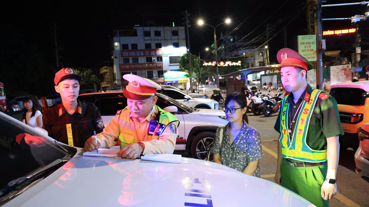 Lực lượng Công an xử lý vi phạm trật tự đô thi, trật tự công cộng, trật tự an toàn giao thông. Ảnh: CAT