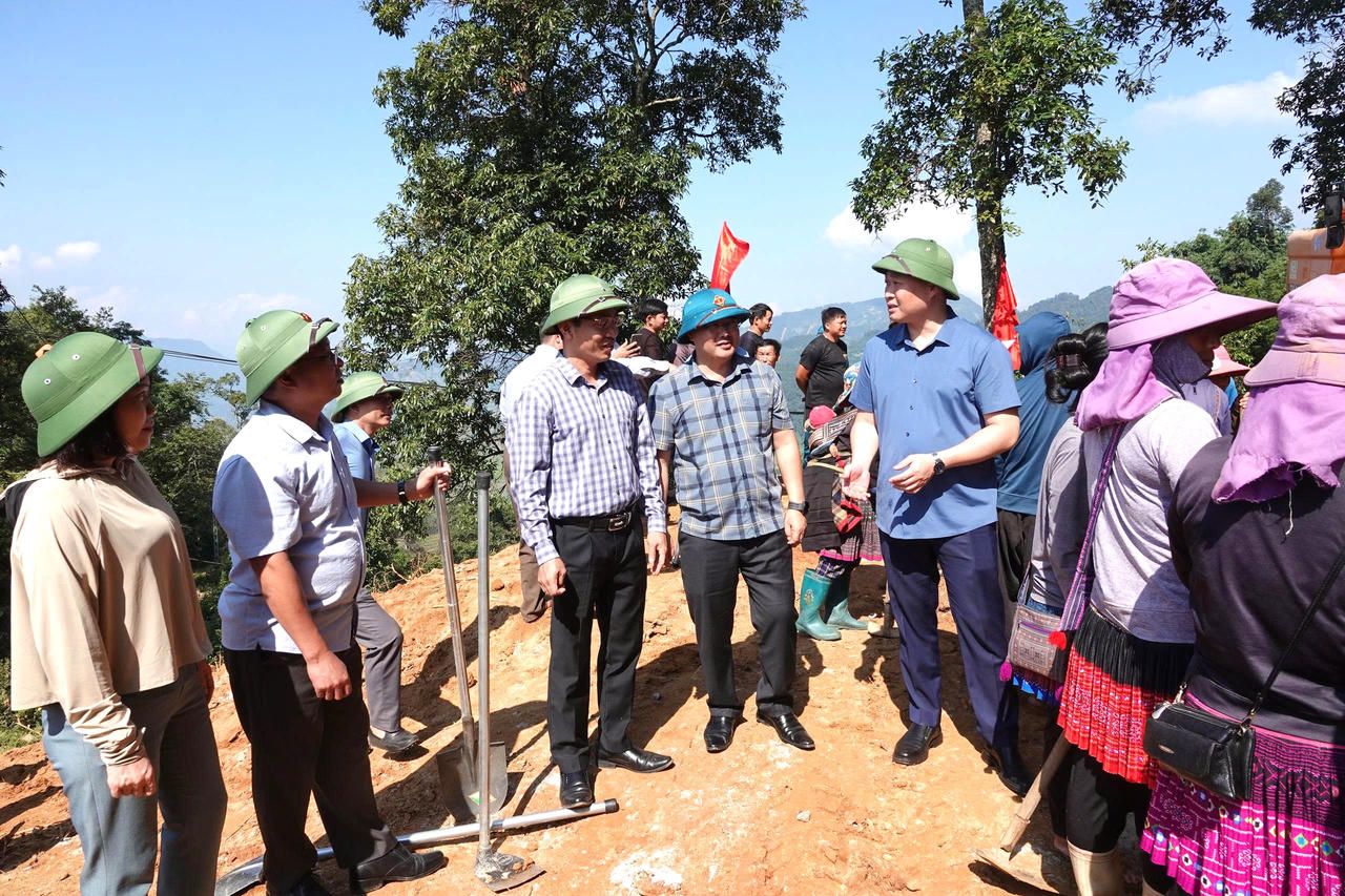 Lãnh đạo tỉnh Lào Cai và địa phương cùng toàn thể nhân dân tham gia hưởng ứng làm đường giao thông nông thôn trên địa bàn xã Khao Mang (Ảnh: UBND xã Khao Mang).