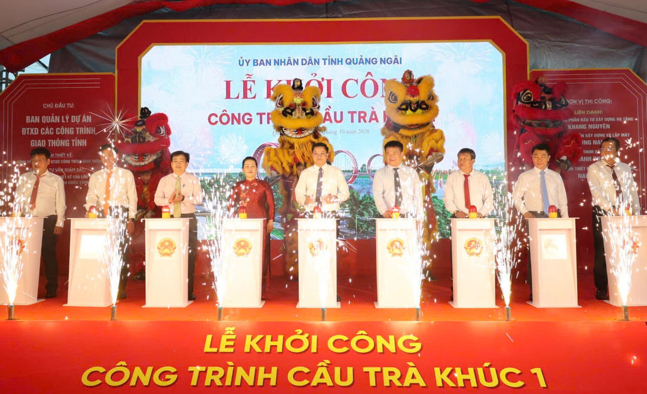 Các đại biểu thực hiện nghi thức khởi công dự án. (Ảnh: PV)