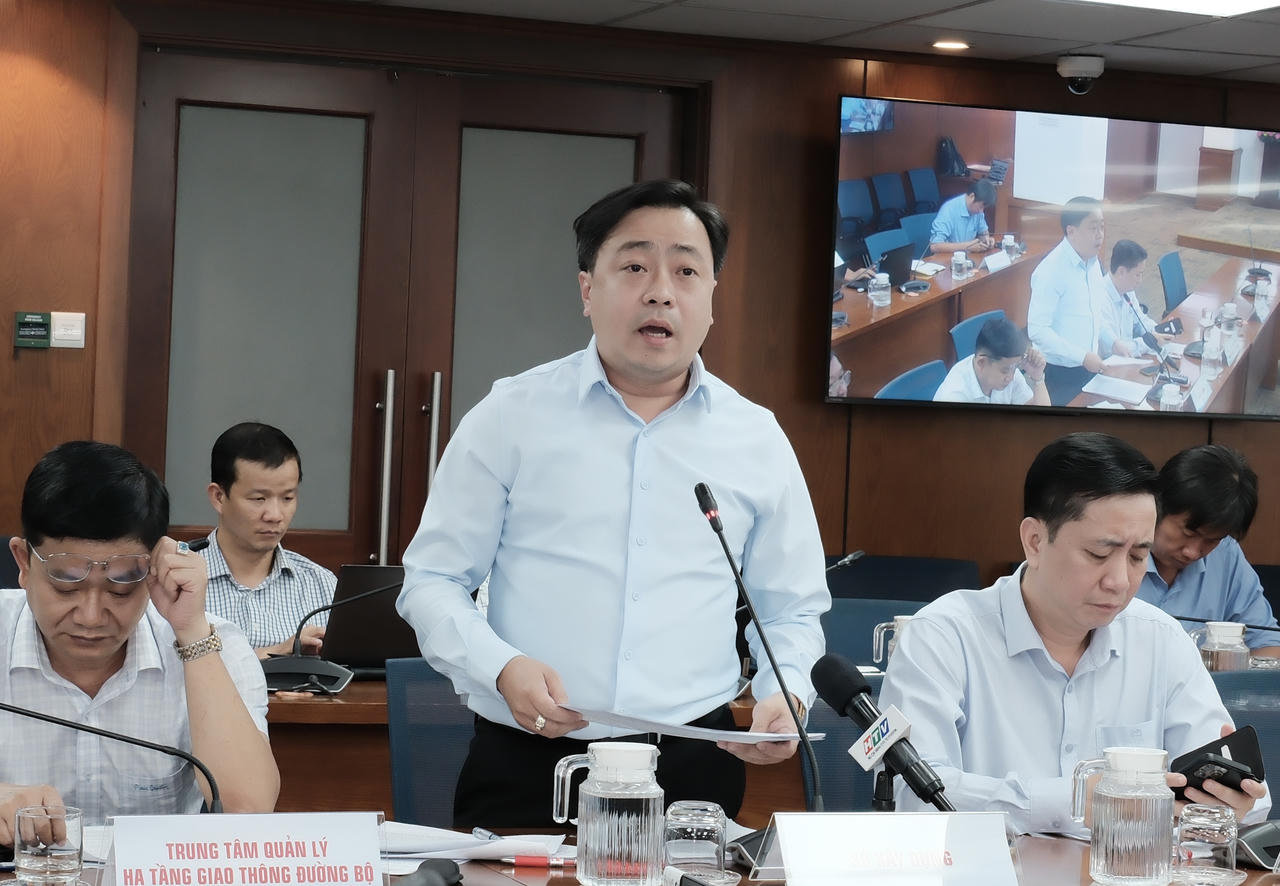 Ông Phạm Quốc Huy, Phó Trưởng Phòng Hạ tầng kỹ thuật, Sở Xây dựng TP HCM thông tin tại họp báo. Ảnh: Thu Uyên