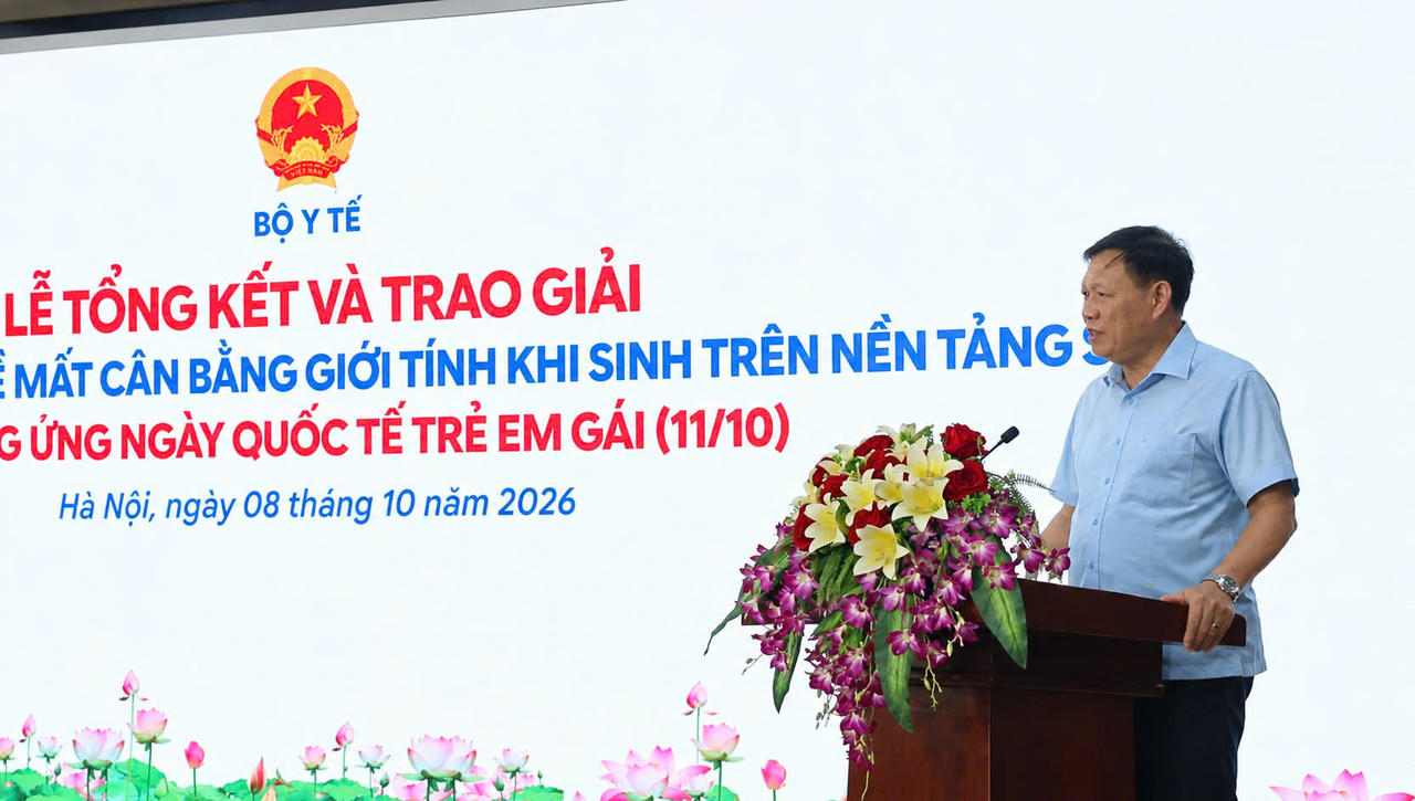 Thứ trưởng Bộ Y tế Đỗ Xuân Tuyên phát biểu tại lễ tổng kết và trao giải cuộc thi tìm hiểu về mất cân bằng giới tính khi sinh trên nền tảng số hưởng ứng ngày Quốc tế trẻ em gái (11/10)