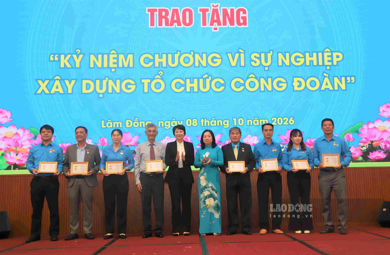 Các cá nhân nhận Kỷ niệm chương “Vì sự nghiệp xây dựng tổ chức Công đoàn Việt Nam” của Tổng LĐLĐ Việt Nam trao tặng. Ảnh: Phúc Khánh 