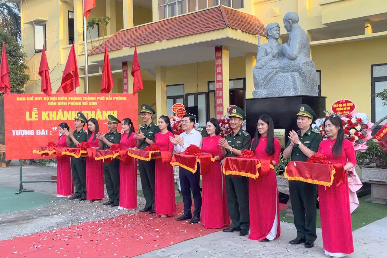 Tượng đài “Nghe lời non nước” được xây dựng trong khuôn viên các đơn vị thuộc BĐBP Hải Phòng. (ảnh BĐBP)
