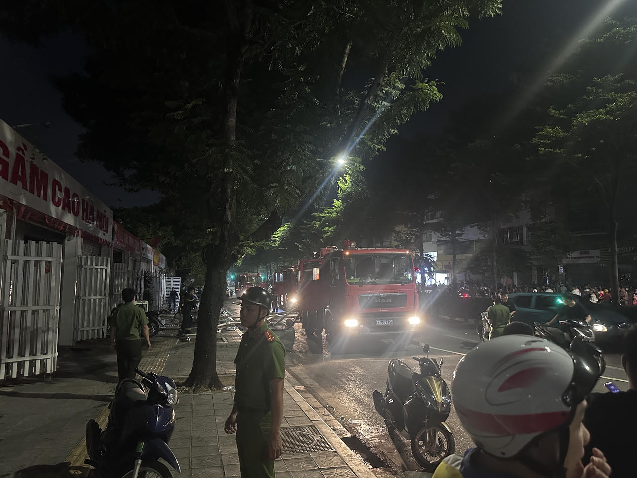 Cháy cửa hàng xe máy trên đường Nguyễn Khánh Toàn (Hà Nội)
