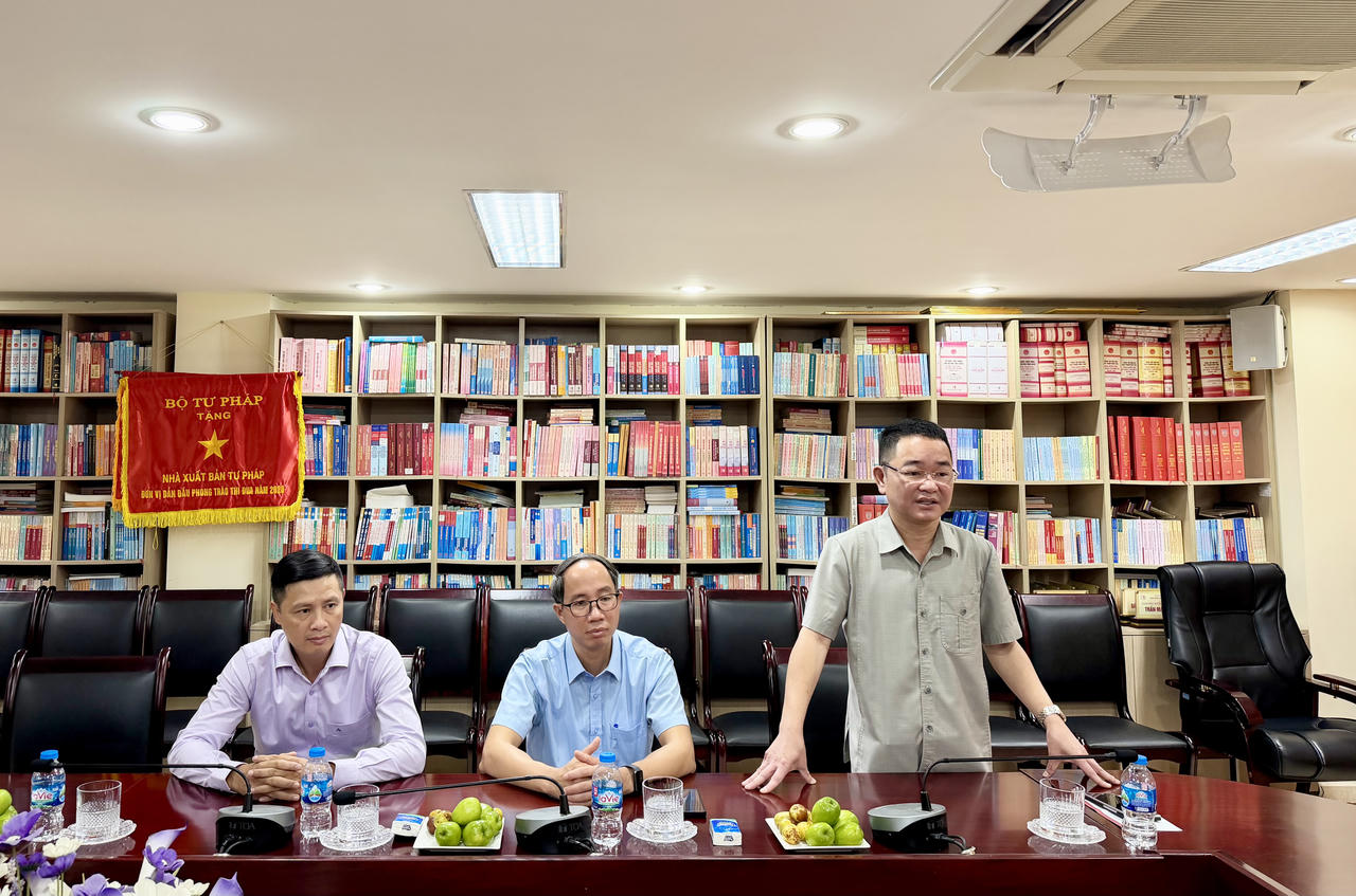 TS. Vũ Hoài Nam, Bí thư Đảng ủy, Tổng Biên tập Báo Pháp luật Việt Nam phát biểu tại buổi gặp mặt, chia sẻ những tình cảm, kỷ niệm trong thời gian công tác tại Nhà xuất bản Tư pháp và gửi lời chúc mừng nhân Ngày truyền thống ngành Xuất bản, In và Phát hành Việt Nam.