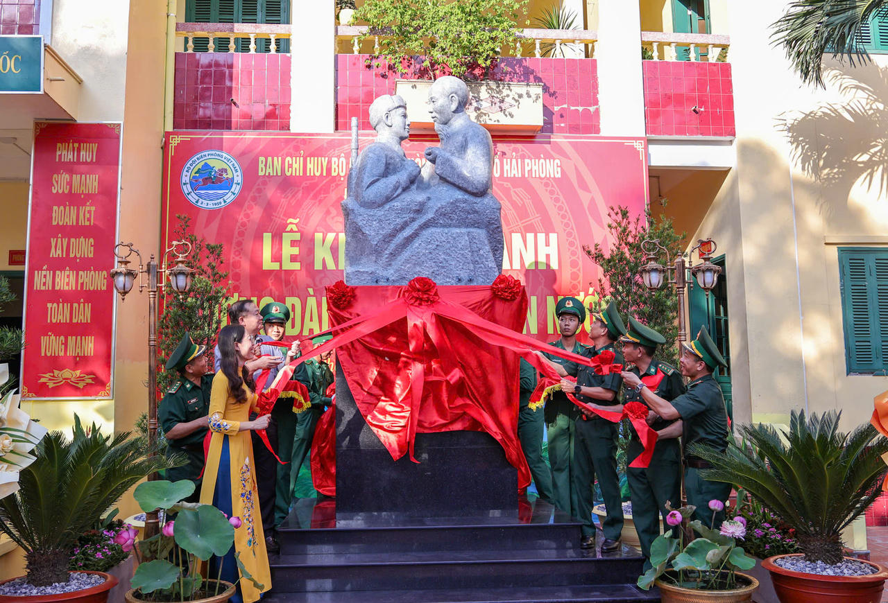 Các đại biểu thực hiện nghi thức khánh thành tượng đài “Nghe lời non nước”. (ảnh BĐBP)