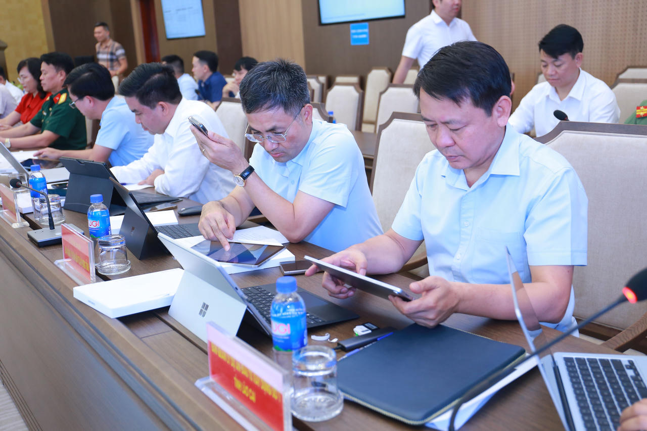 Đại diện các sở, ngành đã trực tiếp đăng nhập và trải nghiệm các tính năng của hệ thống( Ảnh: CTTĐT)