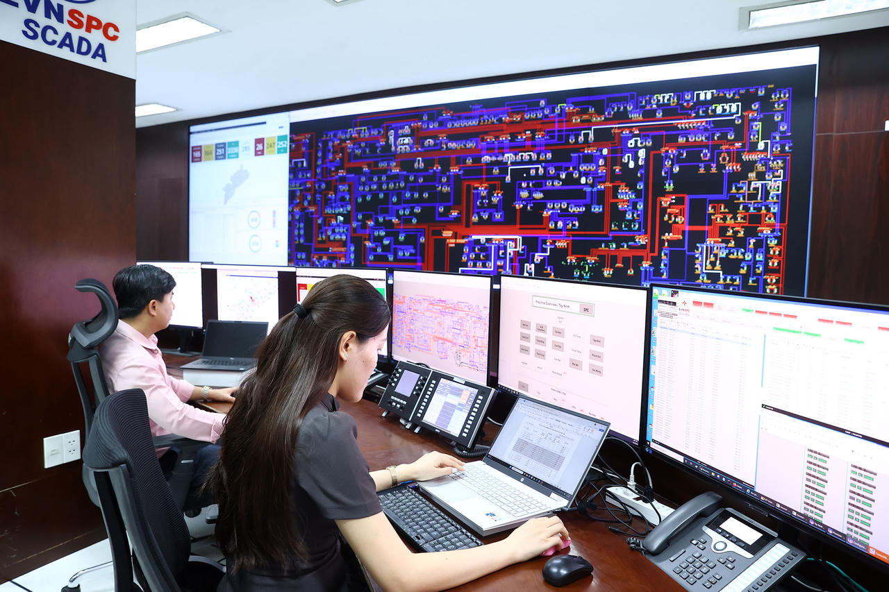 Đồng thời đẩy mạnh ứng dụng công nghệ trong quản lý, vận hành lưới điện, góp phần nâng cao độ tin cậy cung cấp điện. Ảnh: EVNSPC