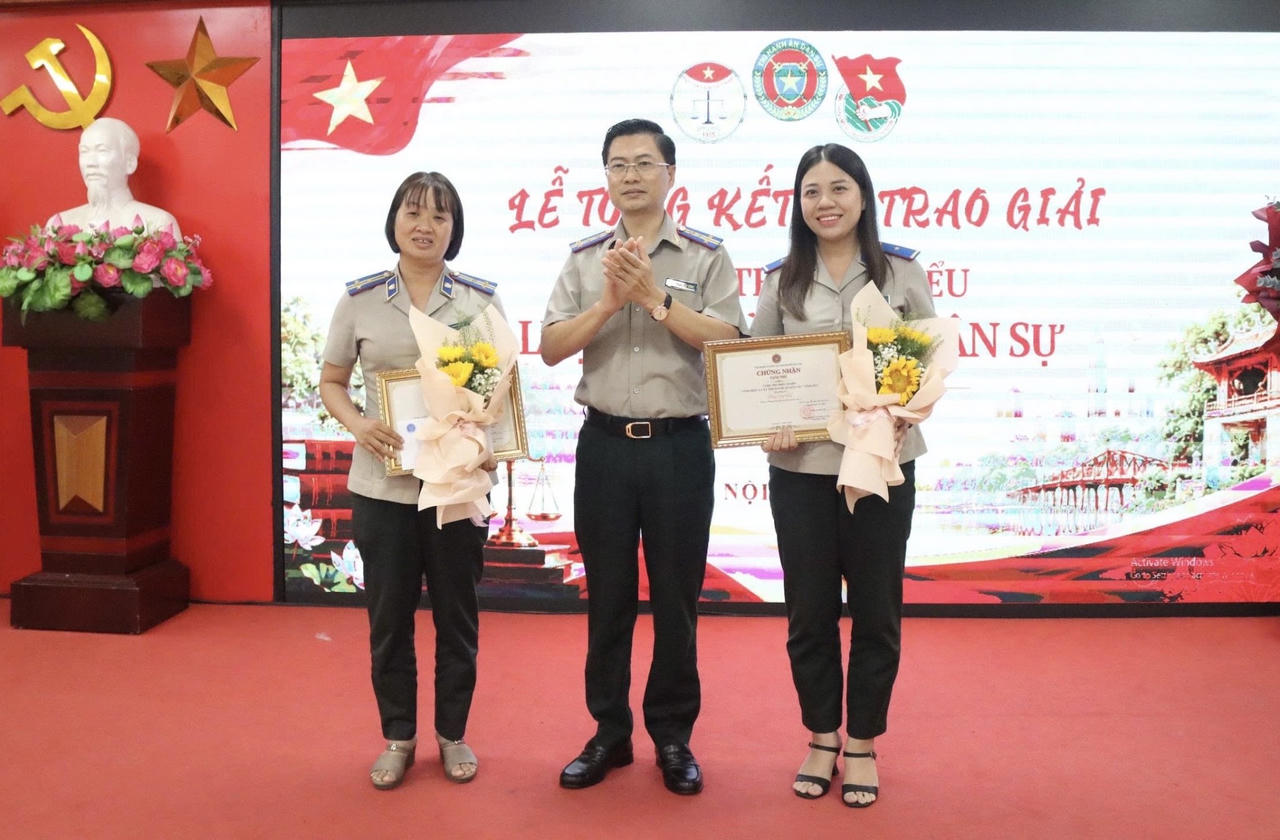 Trưởng THADS Hà Nội Phạm Văn Dũng trao giải cho các cá nhân