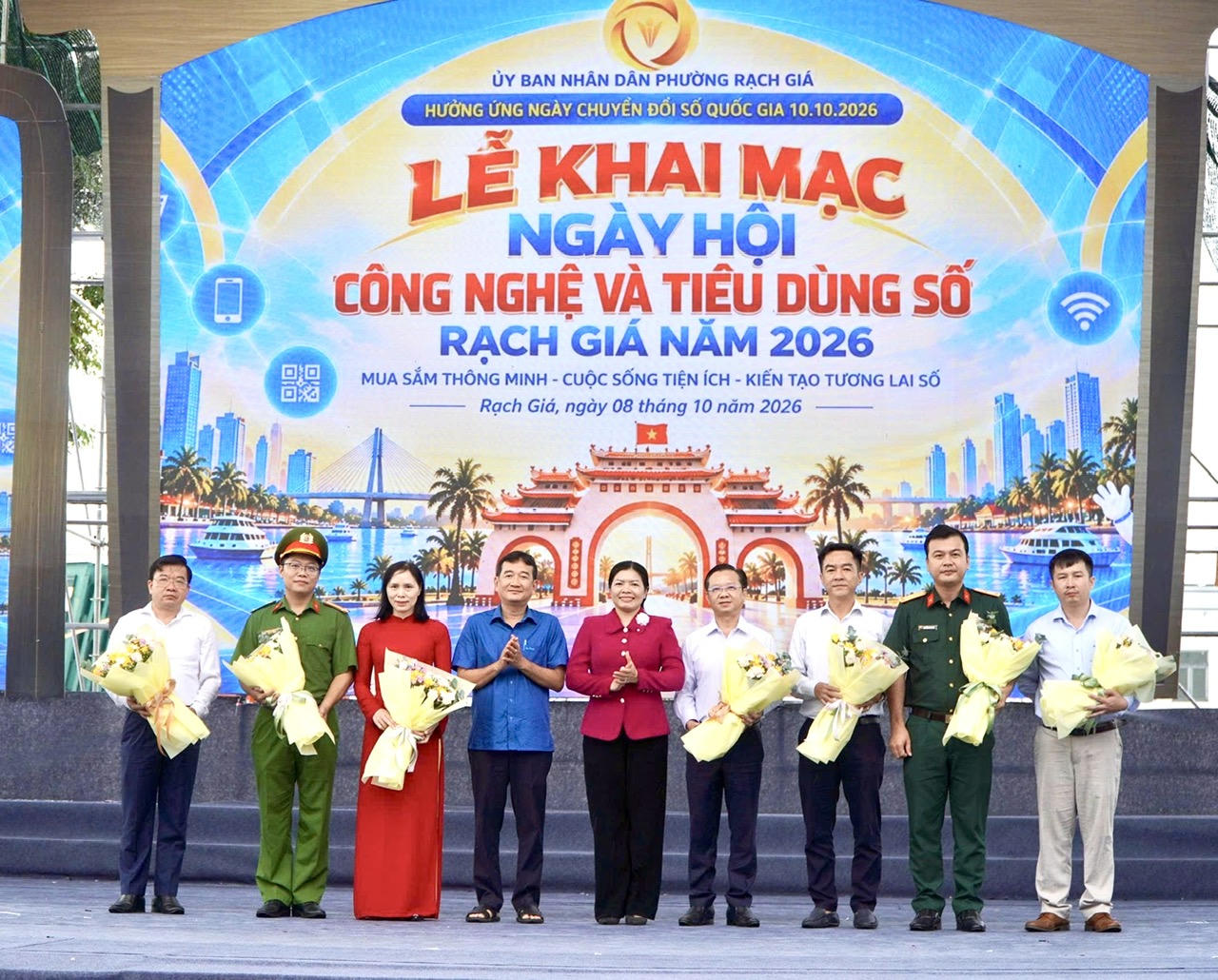 Ban Tổ chức tặng hoa tri ân cho đại diện các đơn vị đồng hành. Ảnh: Khánh Thùy