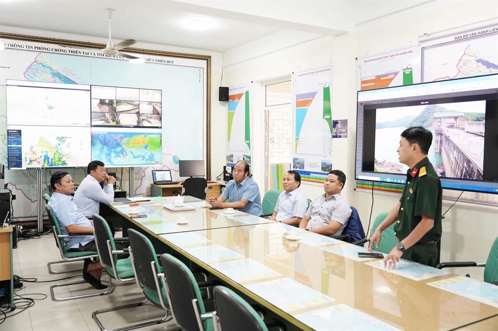 Các cơ quan, đơn vị báo cáo tại buổi kiểm tra. (Ảnh: UBND TP Huế)