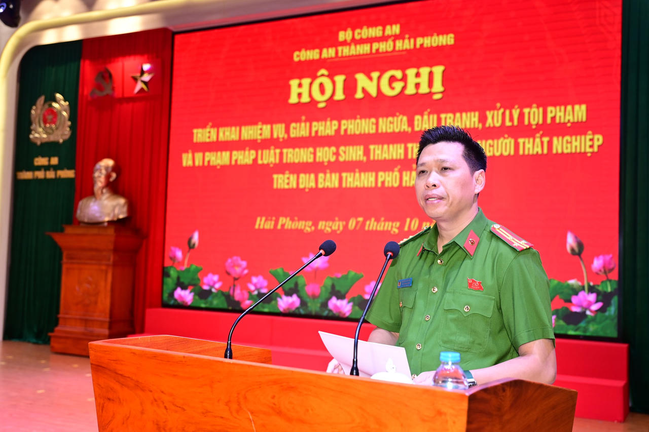 Thượng tá Nguyễn Văn Hiển - Phó  Trưởng phòng Cảnh sát Hình sự (PC02), Phó Thủ trưởng Cơ quan Cảnh sát điều tra CATP tham luận tại hội nghị (Ảnh CATP)