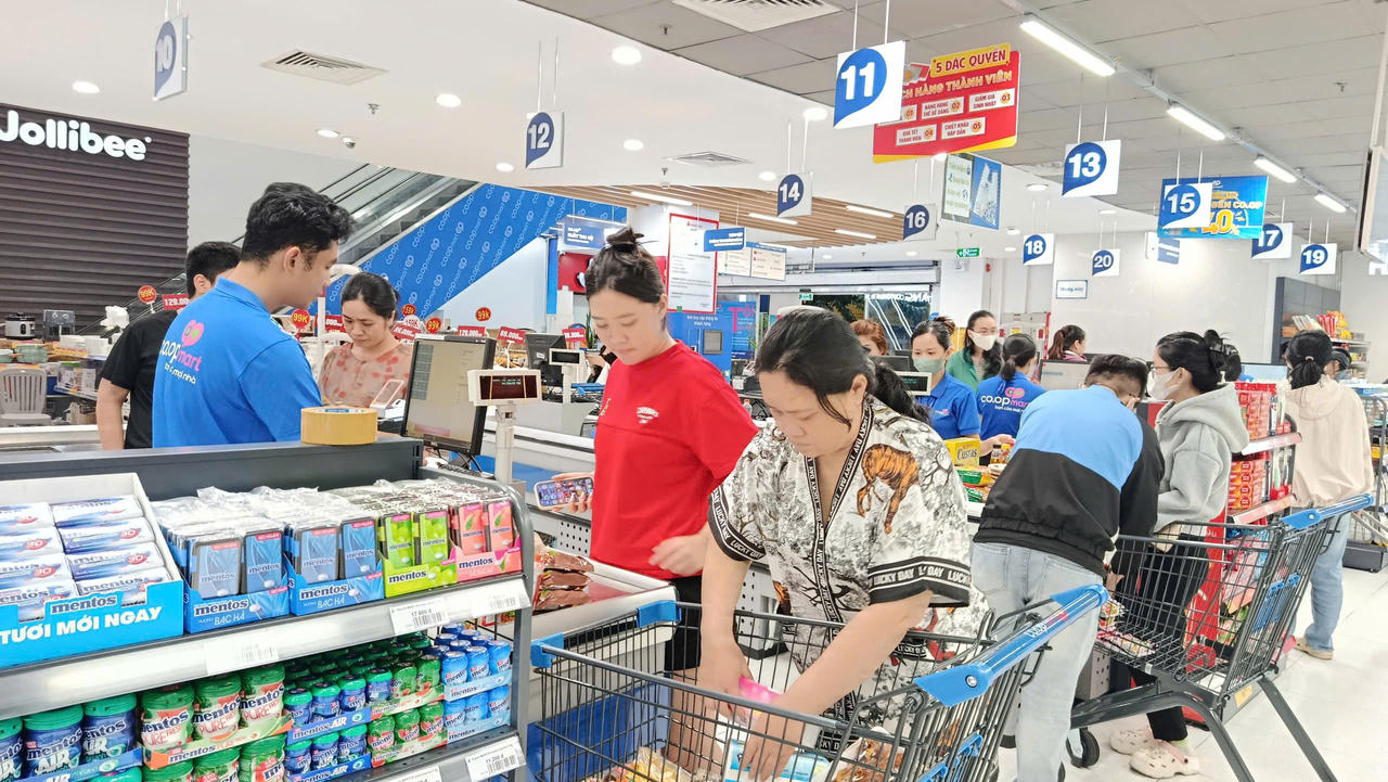 Ngày 20/10, 30 khách hàng nữ đầu tiên có thẻ khách hàng Thành viên và mua sắm trực tiếp với hóa đơn bất kỳ sẽ nhận được một phần quà từ chương trình. Ảnh: Saigon Co.op