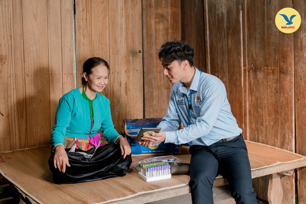 Được phục vụ lấy mẫu tại nhà, người dân vùng cao giảm gánh nặng đi lại và bảo đảm việc duy trì kiểm tra sức khỏe định kỳ thuận lợi.