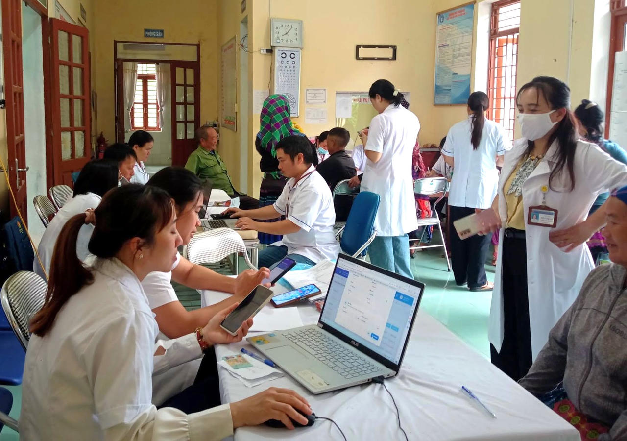 Từ những thay đổi bắt đầu ở thôn, bản, y tế cơ sở đang góp phần thu hẹp khoảng cách tiếp cận dịch vụ, giúp người dân chủ động hơn trong chăm sóc sức khỏe (Ảnh: Trạm y tế Bắc Hà).