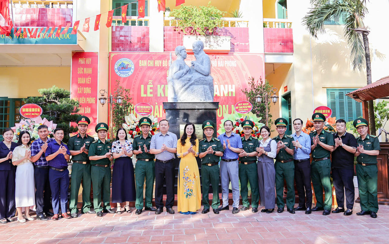 Đại biểu và cán bộ, chiến sĩ tại lễ khánh thành tượng đài “Nghe lời non nước” ở Đặc khu Cát Hải. (ảnh BĐBP)