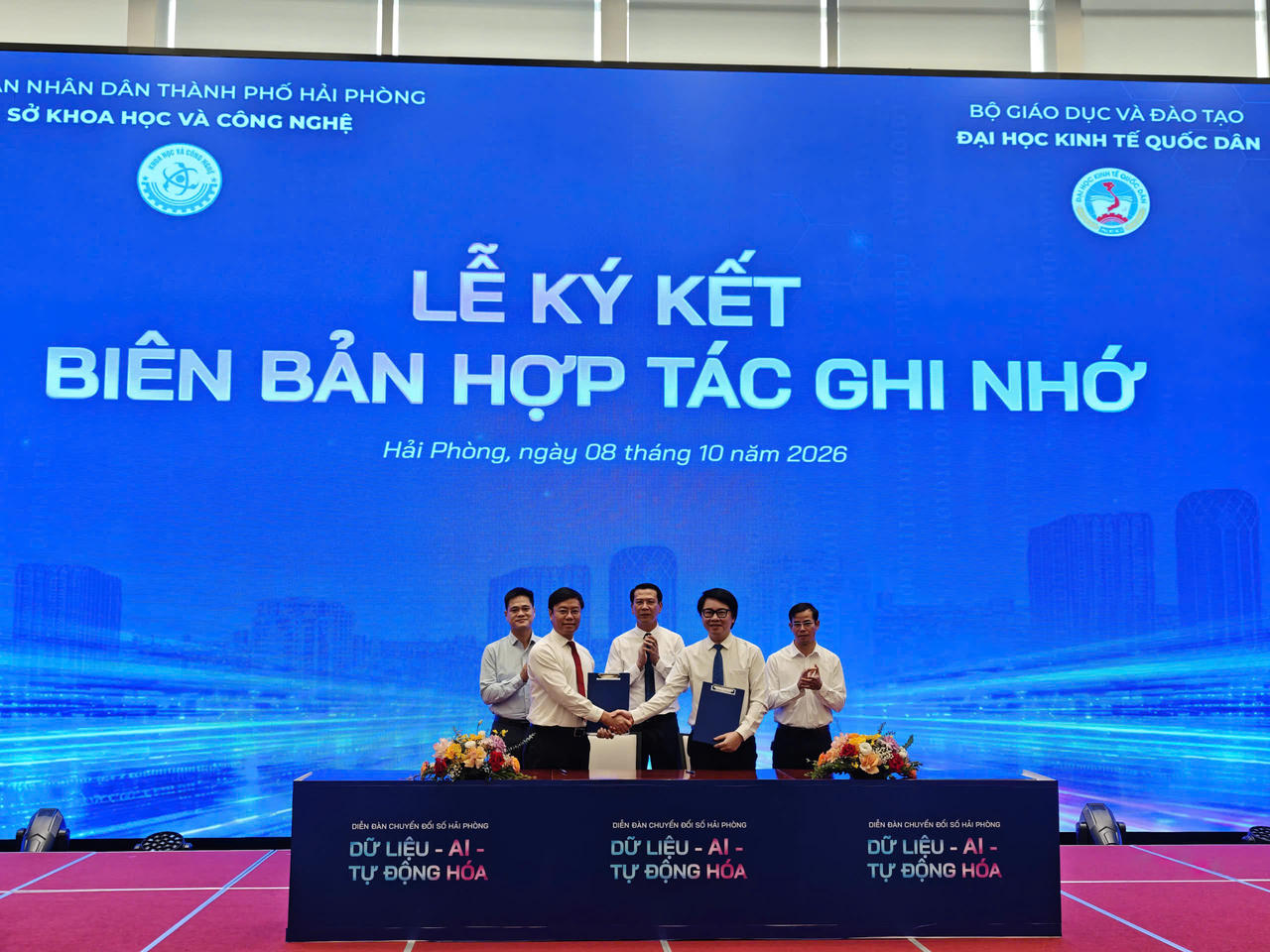 Sở Khoa học và Công nghệ TP Hải Phòng và Trường Đại học Kinh tế Quốc dân ký kết thỏa thuận hợp tác. (ảnh Thuỳ Linh)