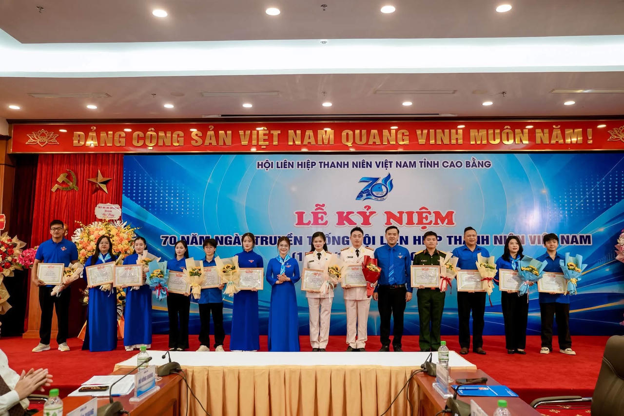 Tuyên dương 14 gương “Thanh niên sống đẹp” tỉnh Cao Bằng. (Ảnh: TĐCB)