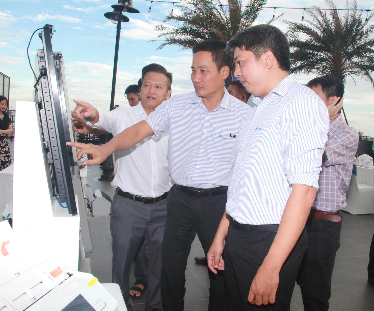 Đại biểu thao tác KIOSK TC toàn trình AI tại chương trình (Ảnh: T.N).