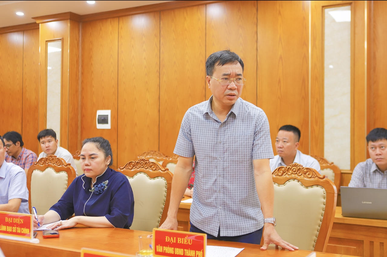 Chánh Văn phòng UBND TP Vũ Huy Phương phát biểu tại buổi làm việc (Ảnh Huy Nguyễn)