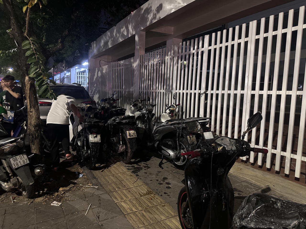 Cháy cửa hàng xe máy trên đường Nguyễn Khánh Toàn (Hà Nội)