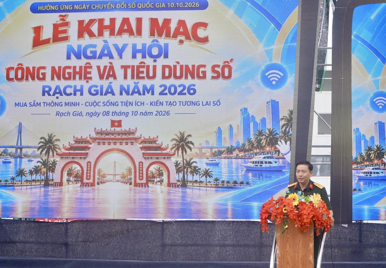 Thượng tá Nguyễn Ngọc Hùng, Giám đốc Viettel An Giang phát biểu. Ảnh: Khánh Thùy