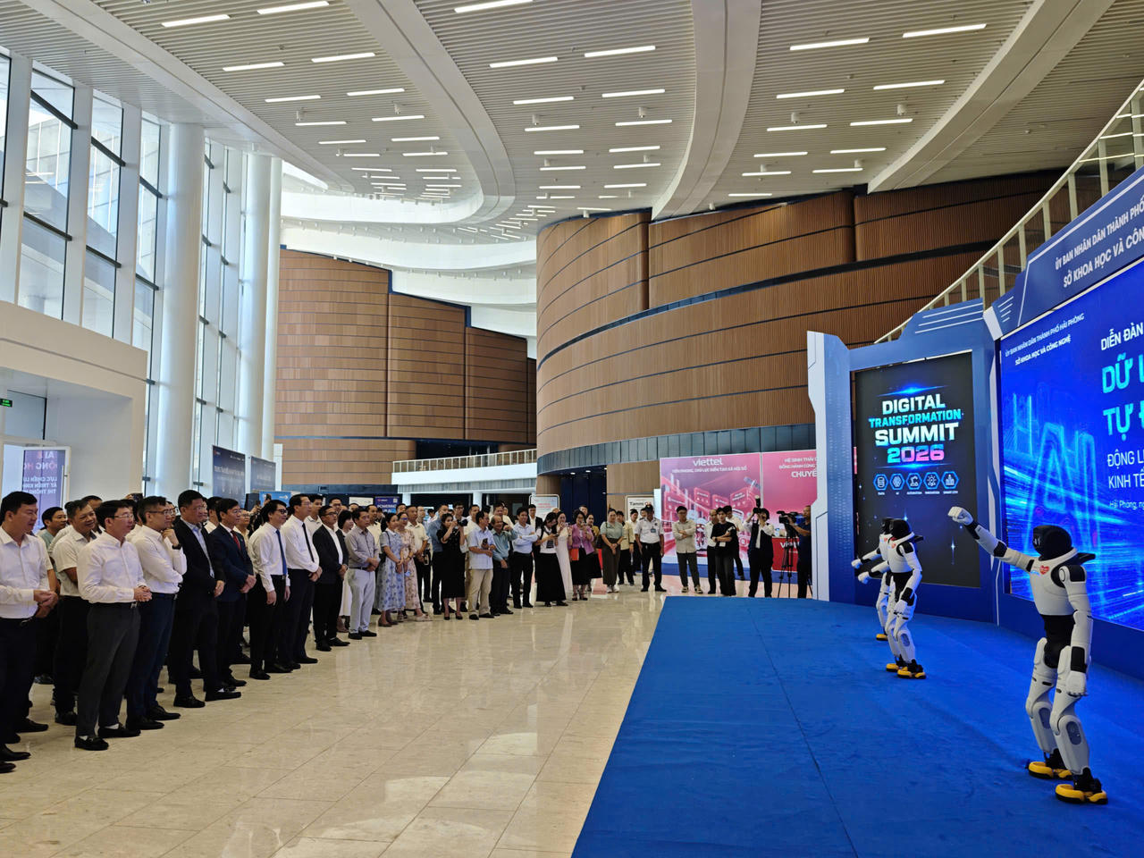 Đại biểu tham quan trình diễn của Robot. (ảnh Thuỳ Linh)