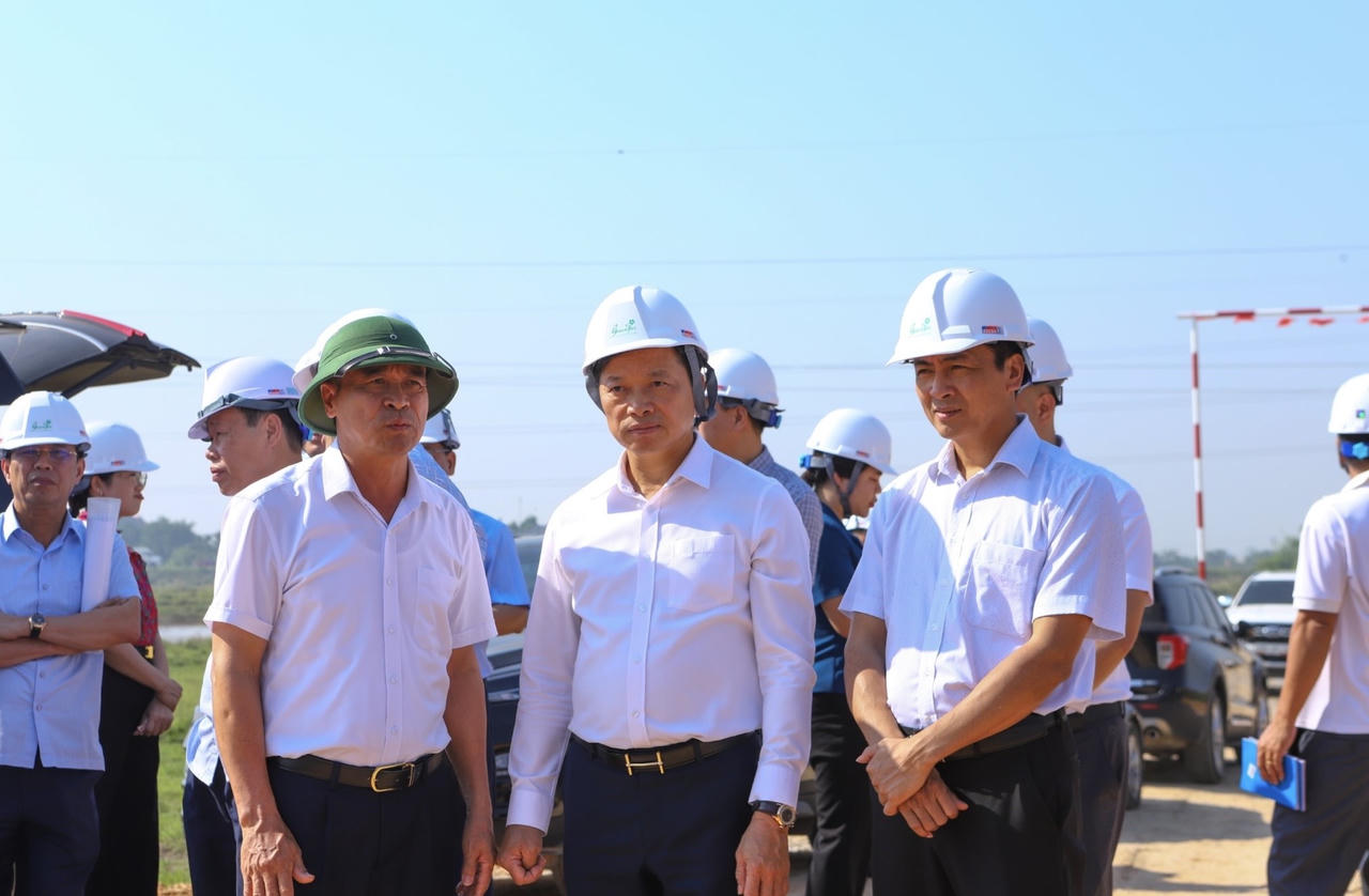 Phó Chủ tịch UBND TP Bắc Ninh Đào Quang Khải cùng đoàn công tác và nhà đầu tư kiểm tra thực địa, làm việc về tiến độ Dự án Nhà máy xử lý chất thải rắn (Ảnh Huy Nguyễn)