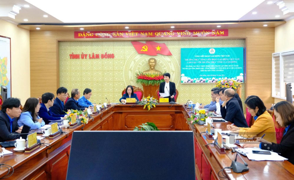 Bà Phạm Thị Phúc, Phó Bí thư Tỉnh ủy, Chủ tịch Ủy ban MTTQ Việt Nam tỉnh Lâm Đồng trao đổi một số nội dung tại buổi làm việc sáng 8.10. Ảnh: Phạm Duy 