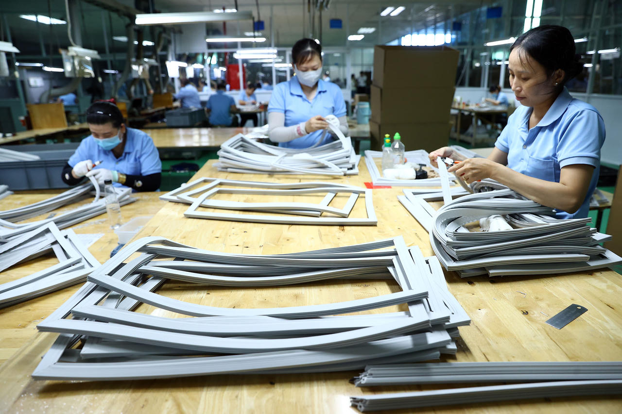 Nguồn điện đảm bảo góp phần giúp các KCN thu hút đầu tư. Ảnh: EVNSPC