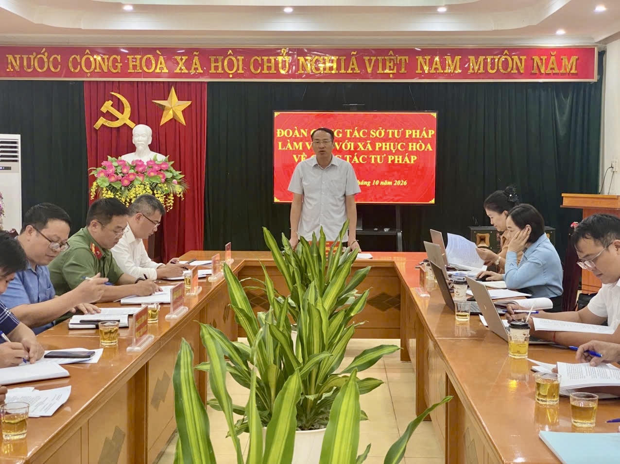 Ông Đoàn Trọng Hùng, Giám đốc Sở Tư pháp tỉnh Cao Bằng phát biểu, quán triệt nội dung tại buổi làm việc tại UBND xã Phục Hòa. (Ảnh: Viết Khang)