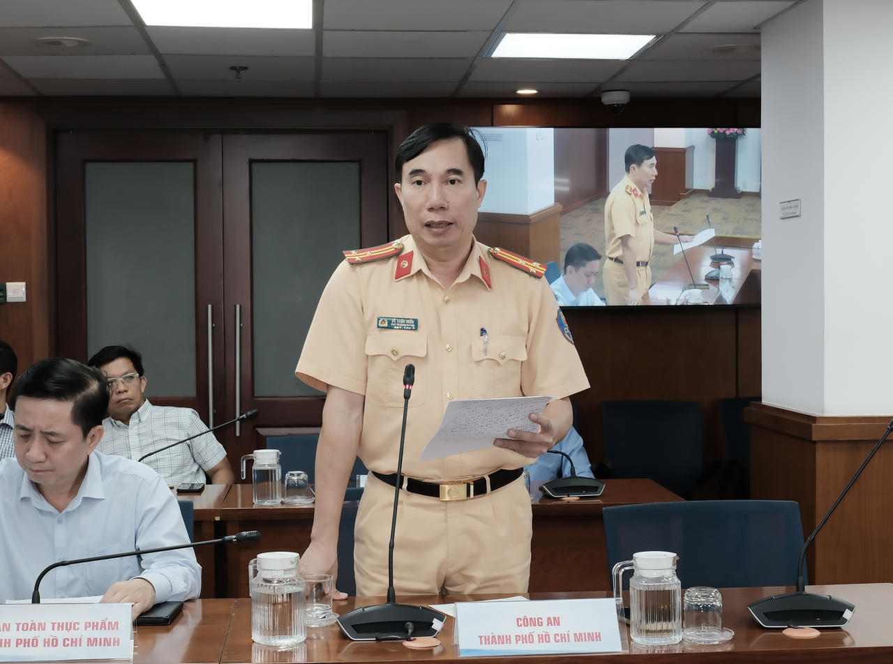 Thượng tá Đỗ Xuân Hoàn - Phó trưởng Phòng CSGT, Công an TP HCM thông tin tại họp báo. Ảnh: N.A 
