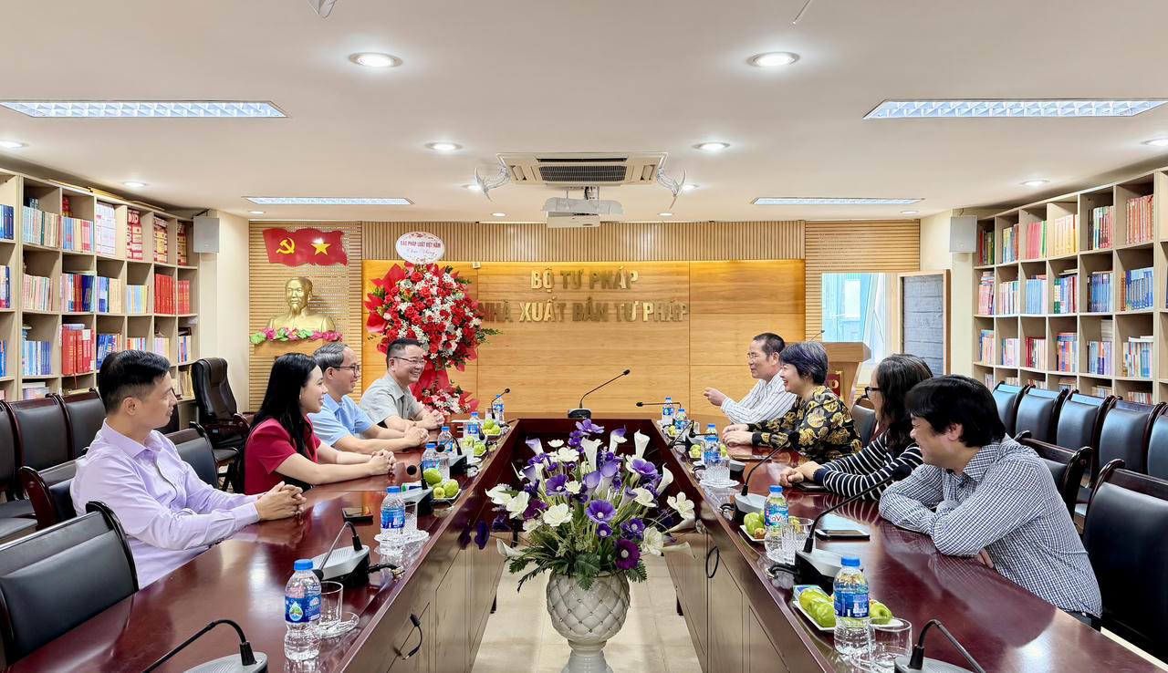 Đoàn công tác Báo Pháp luật Việt Nam và lãnh đạo, cán bộ Nhà xuất bản Tư pháp trao đổi trong không khí thân tình, cùng chia sẻ những câu chuyện nghề và tình cảm gắn bó giữa hai đơn vị trong mái nhà chung Bộ Tư pháp.