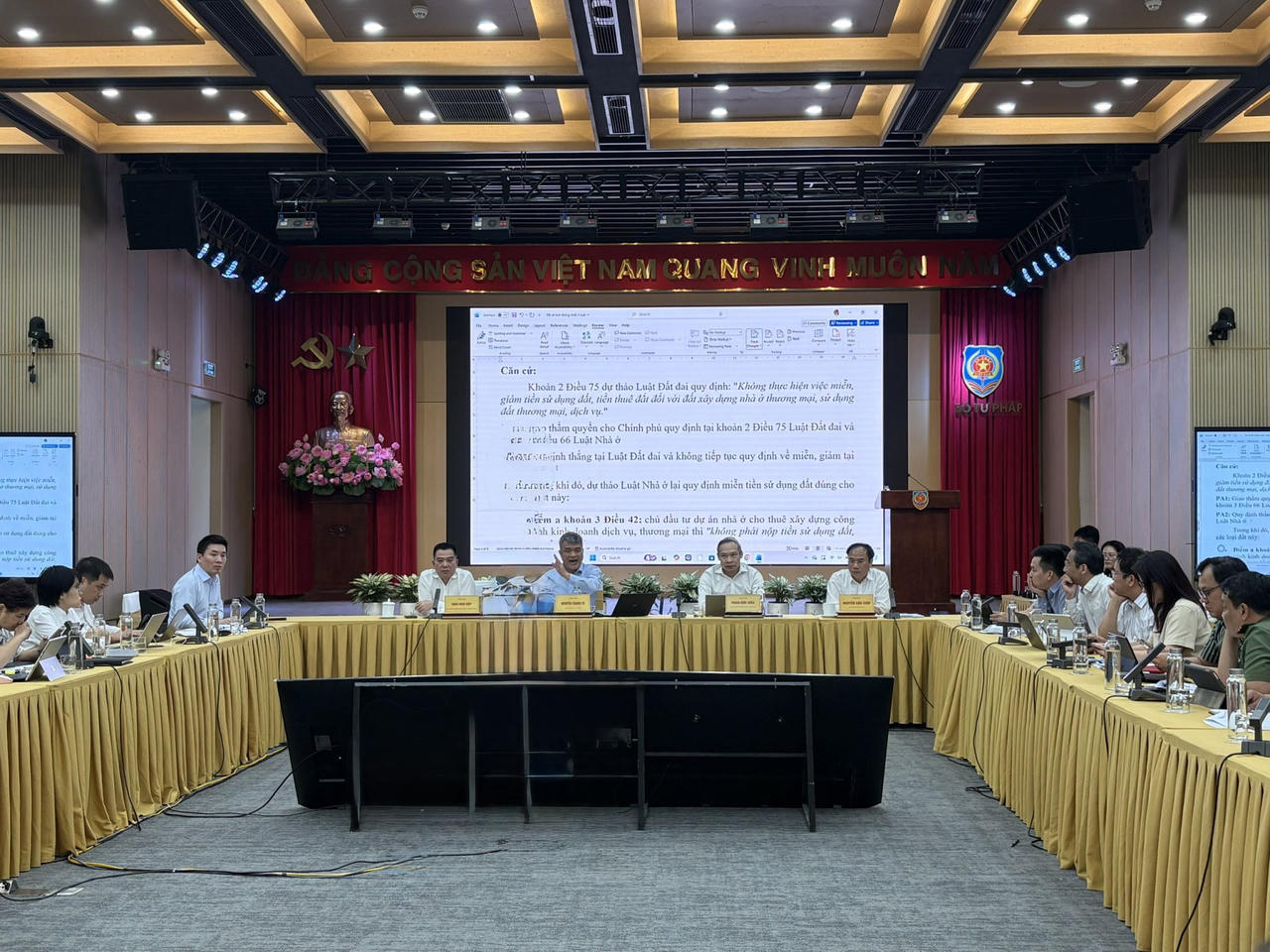 Quang cảnh cuộc họp.