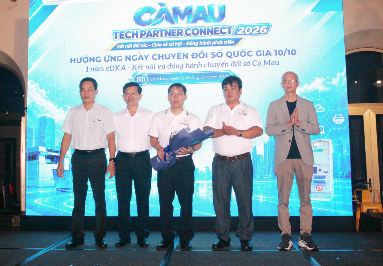 Đại diện lãnh đạo Sở Khoa học và Công nghệ tỉnh Cà Mau (thứ 2 từ trái sang), tặng hoa chúc mừng Hiệp hội Chuyển đổi số tỉnh Cà Mau sau một năm hoạt động (Ảnh: T.N).