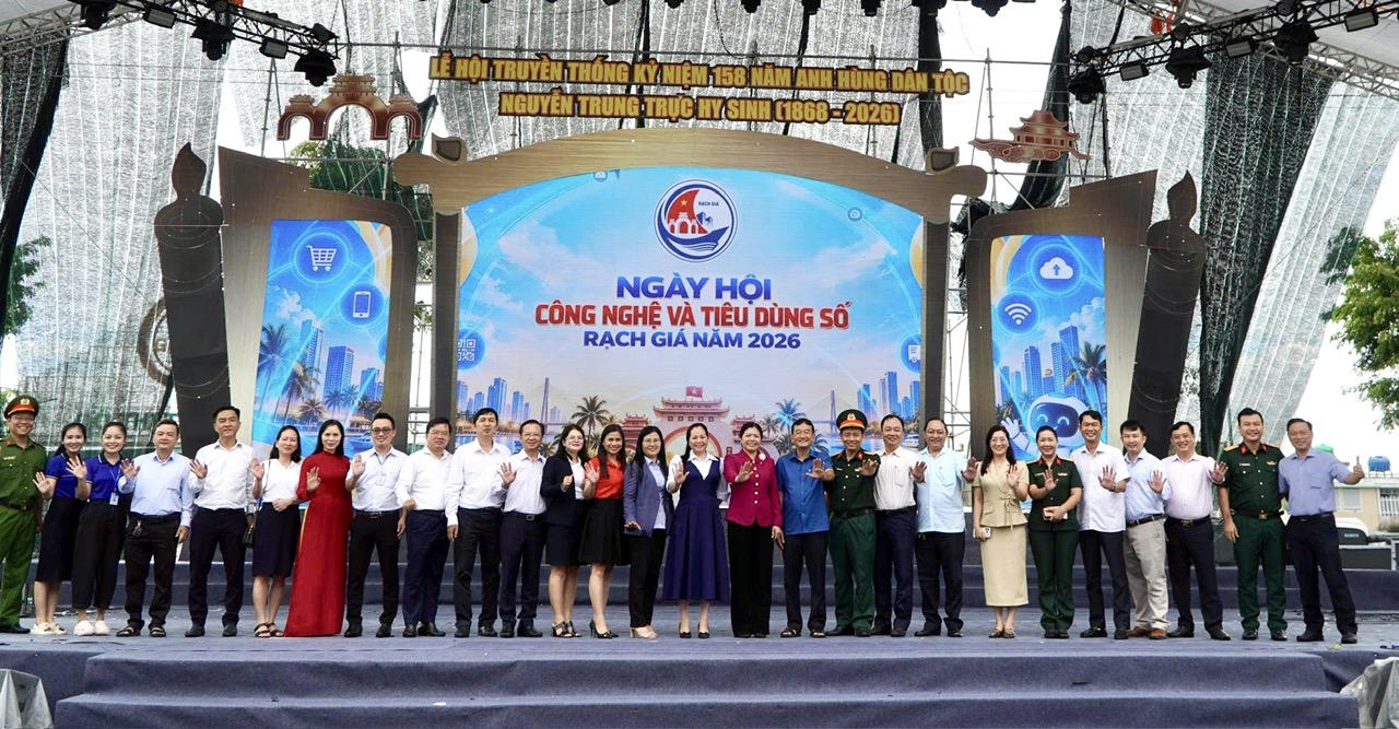 Các đại biểu chụp ảnh lưu niệm. Ảnh: Khánh Thùy