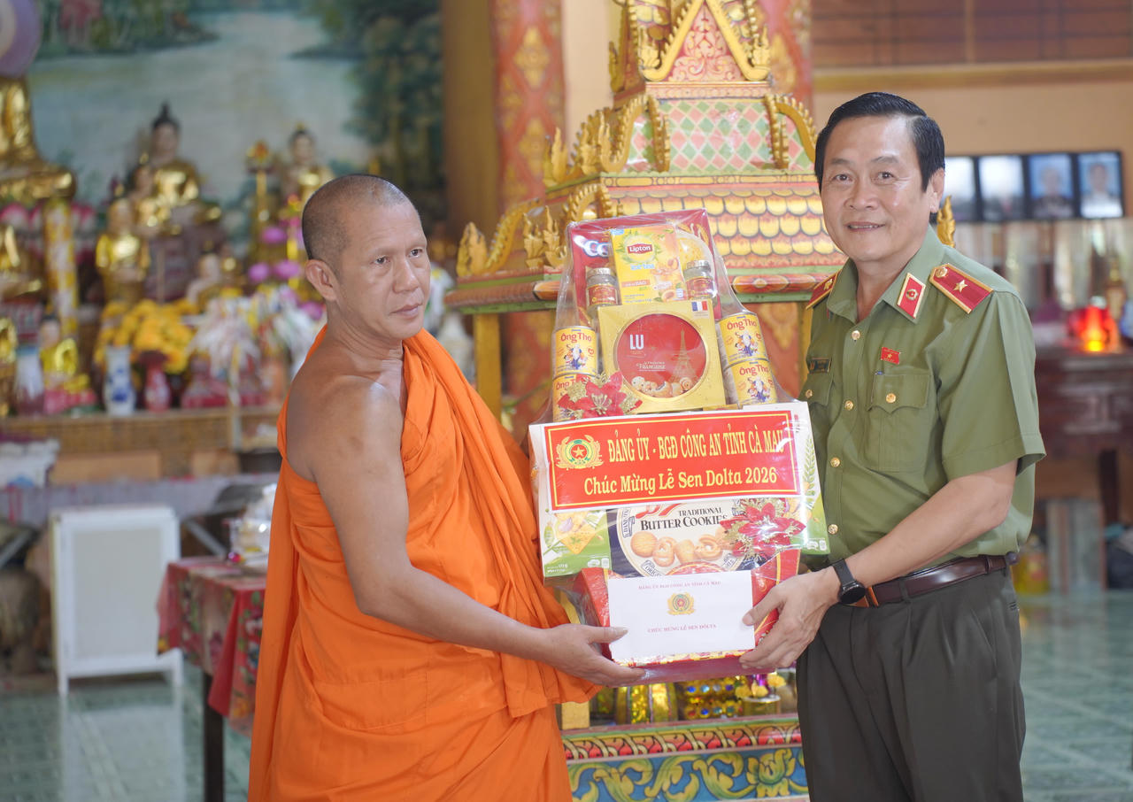 Thiếu tướng Hồ Việt Triều trao quà của Đảng ủy, Ban Giám đốc Công an tỉnh Cà Mau tặng Thượng tọa Danh Diệu - Trụ trì Chùa Ngan Dừa, xã Hồng Dân (Ảnh: H.Đ).